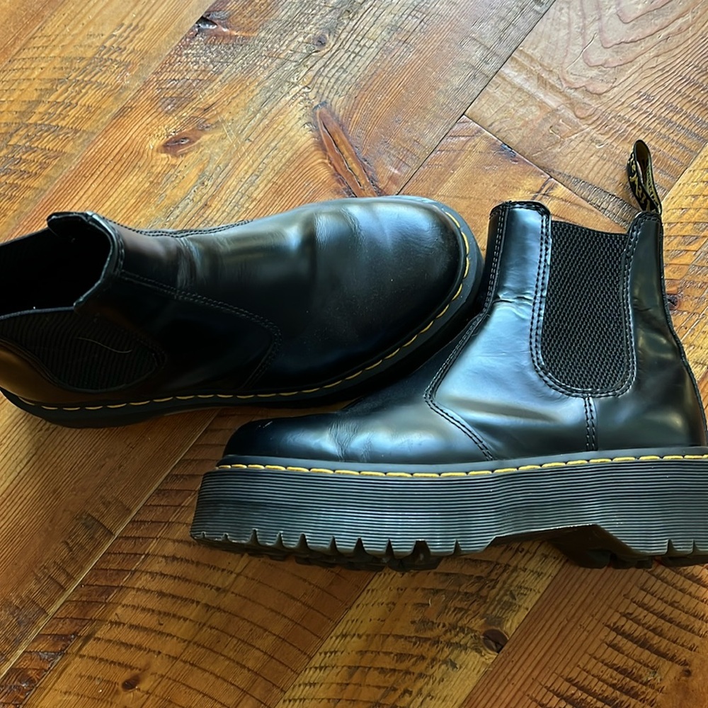 Dr. Martens 2976 SMOOTH LEATHER PLATFORM CHELSEA BOOTS